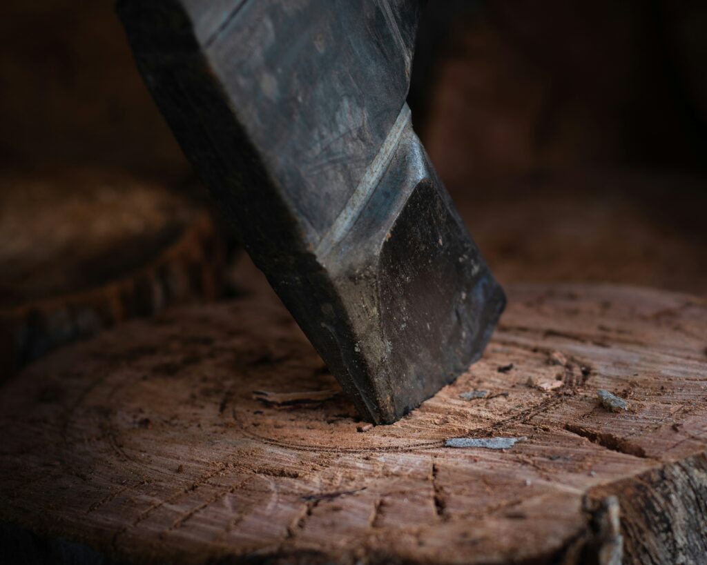 Fabrication artisanale de meubles sur-mesure et personnalisables. Style élégant qui allie le bois massif et l'acier. Meubles uniques fabriqués dans le Haut-Doubs