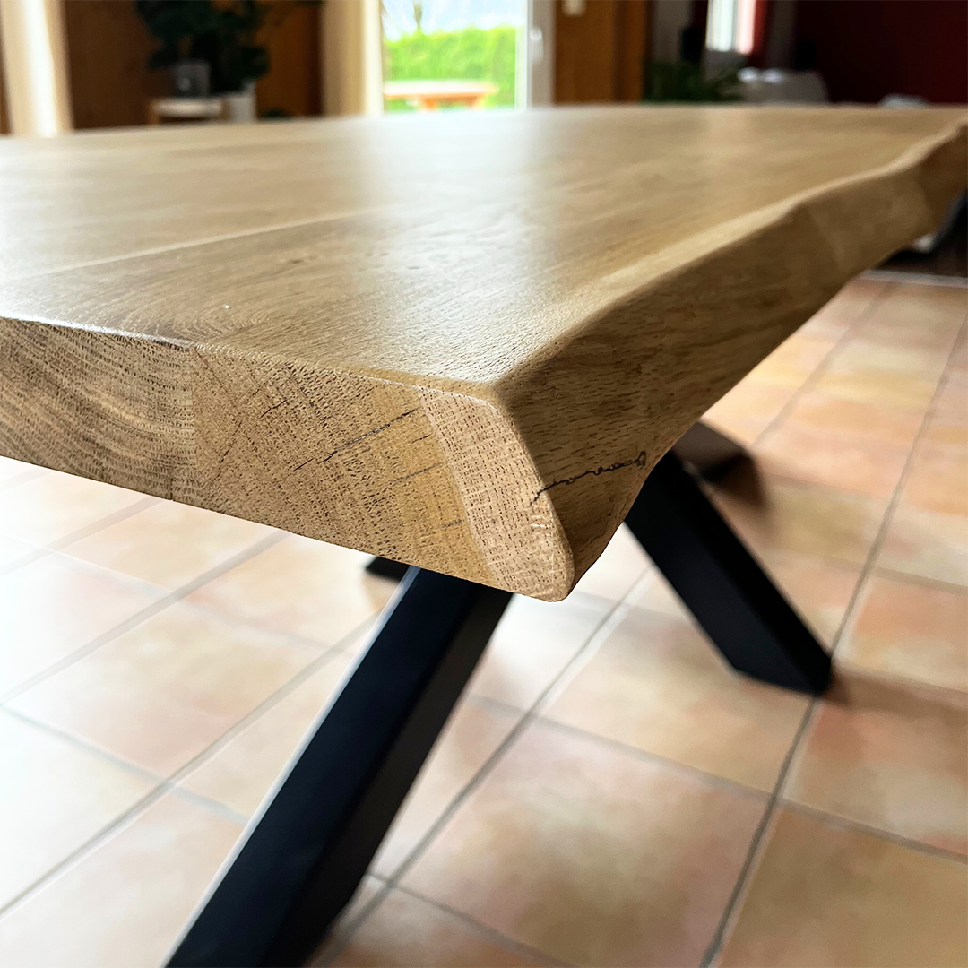 Table fabriquée artisanalement, style industriel, en bois, chêne massif, et métal, bord naturel, meuble sur-mesure et unique.