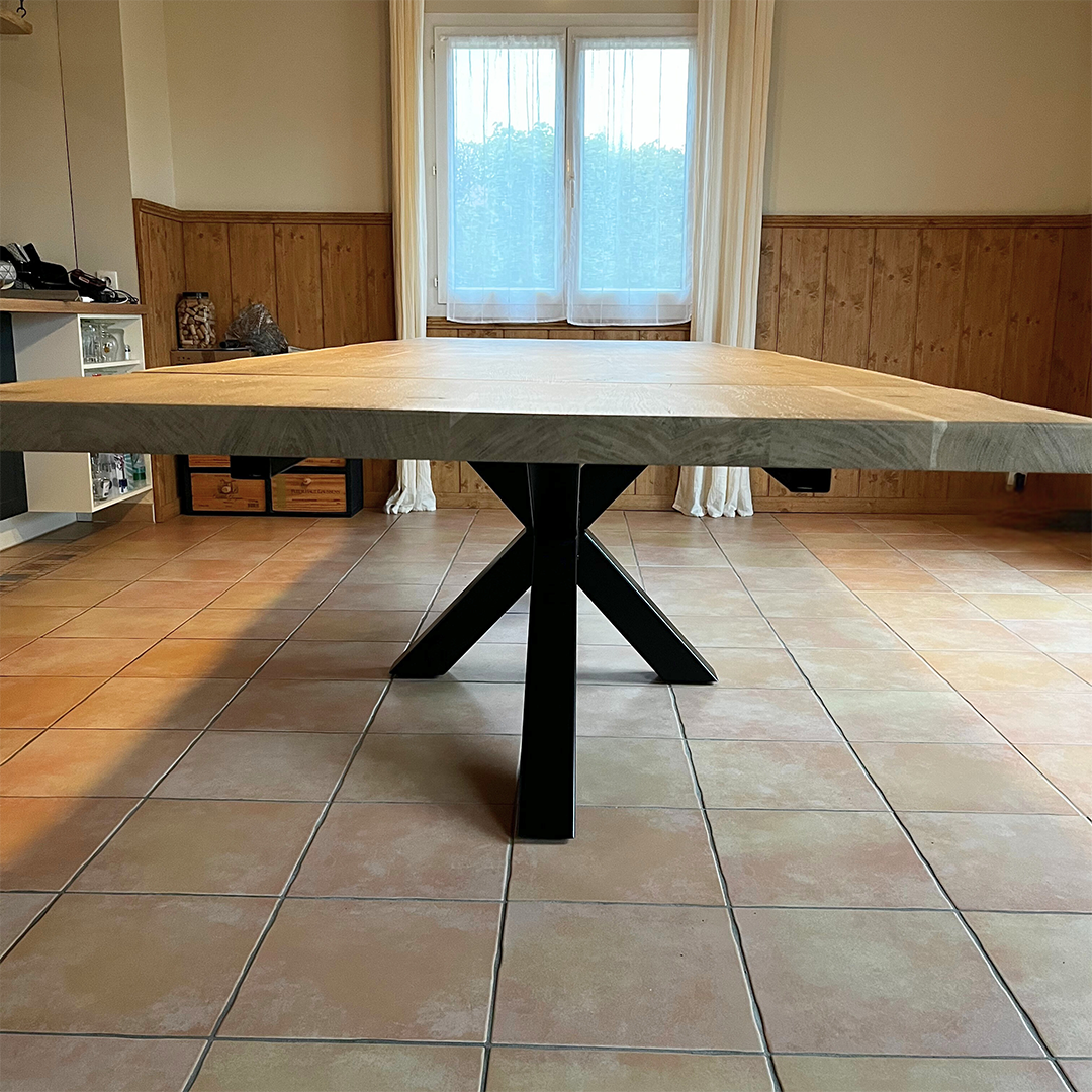 Table fabriquée artisanalement, style industriel, en bois, chêne massif, et métal, bord naturel, meuble sur-mesure et unique.