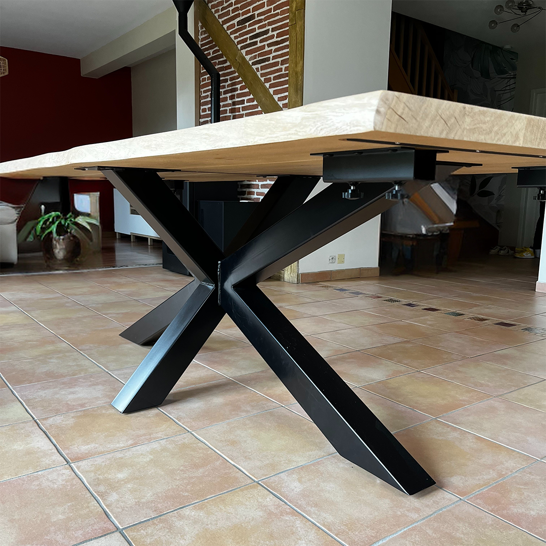 Table fabriquée artisanalement, style industriel, en bois, chêne massif, et métal, bord naturel, meuble sur-mesure et unique.