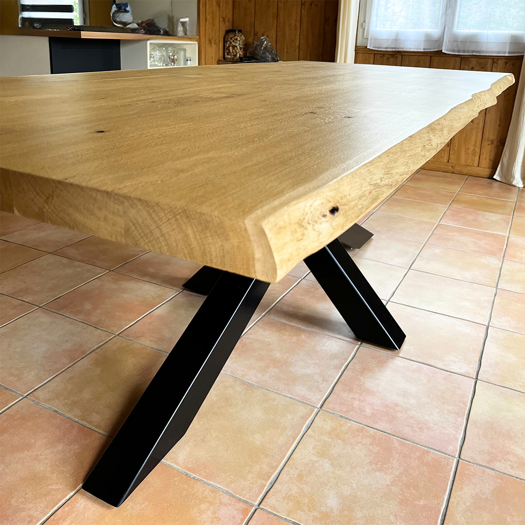 Table fabriquée artisanalement, style industriel, en bois, chêne massif, et métal, bord naturel, meuble sur-mesure et unique.