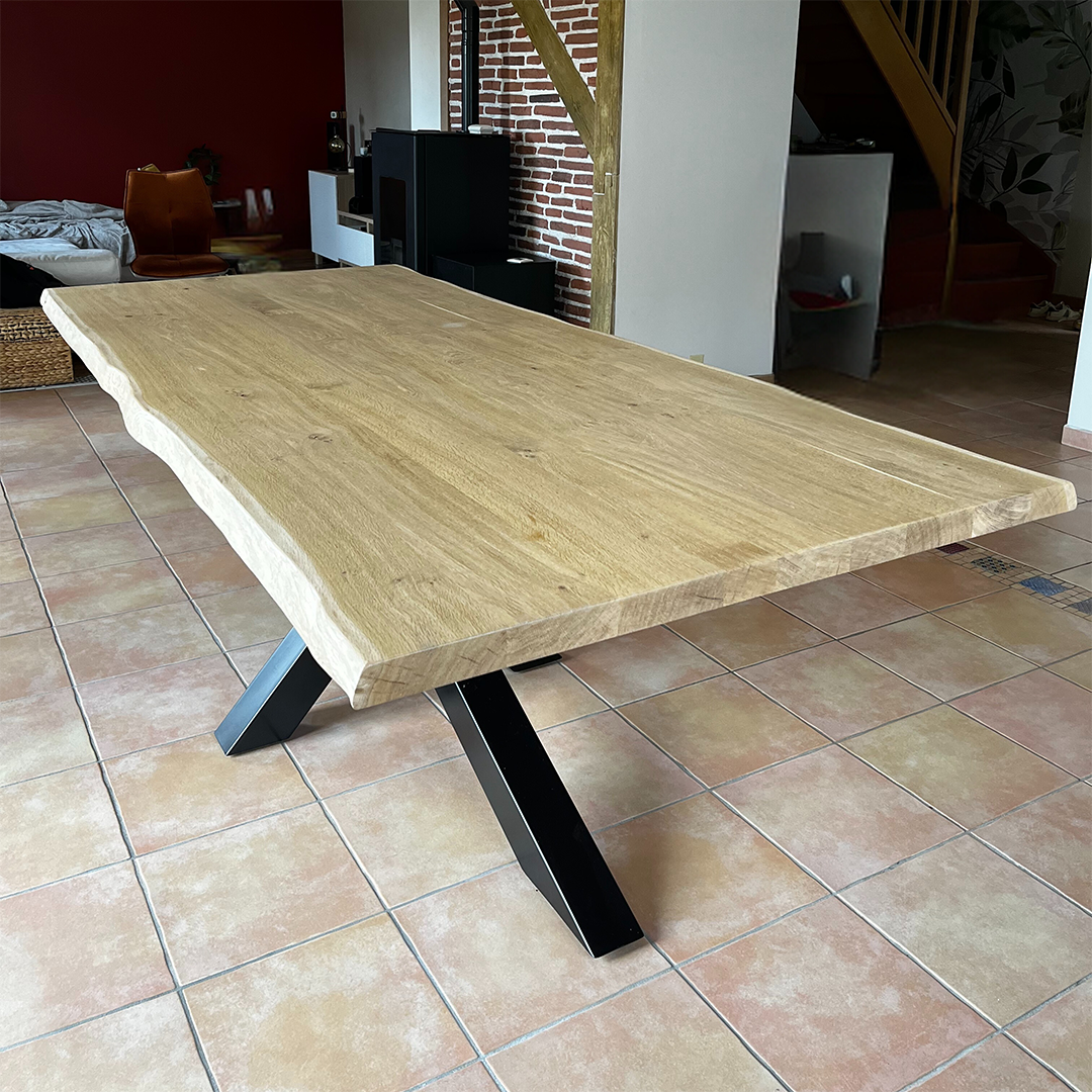 Table fabriquée artisanalement, style industriel, en bois, chêne massif, et métal, bord naturel, meuble sur-mesure et unique.