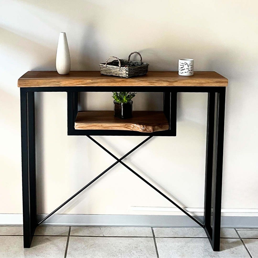 Console d'entrée design dans un style industriel en bois massif, de l'orme, et métal avec niche centrale. bord des deux plateaux bois laissé naturel, live edge, et deux tubes acier en croix.