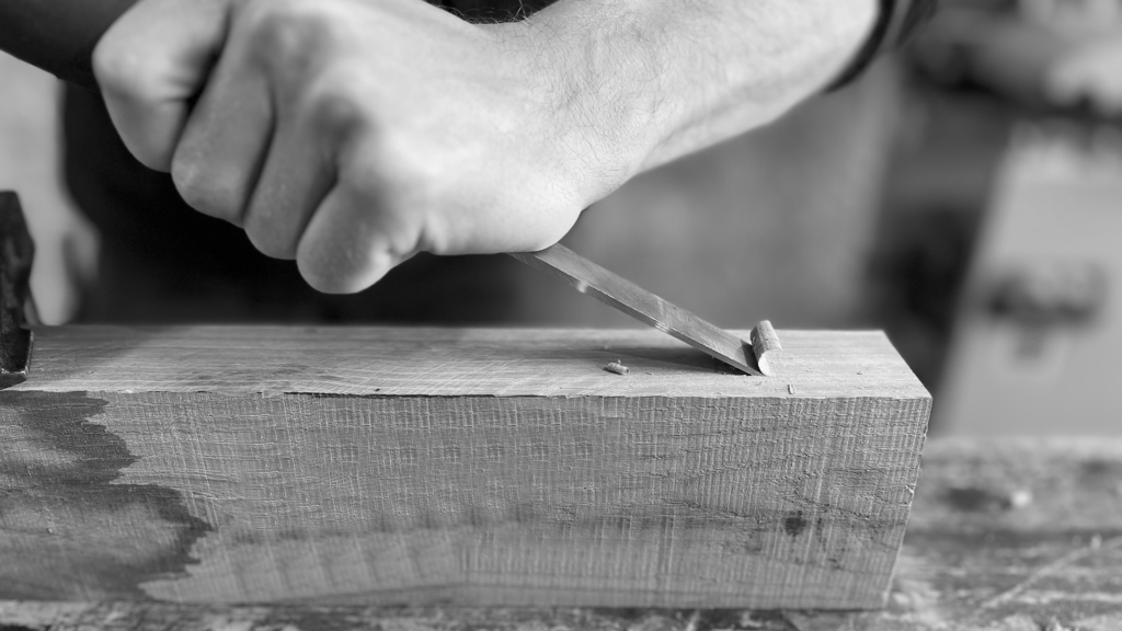 outil ciseau à bois pour création de mobilier intérieur style industriel en bois massif et métal tel une table, un bahut, une console d'entrée, une table basse, un meuble TV. fabrication Haut-Doubs