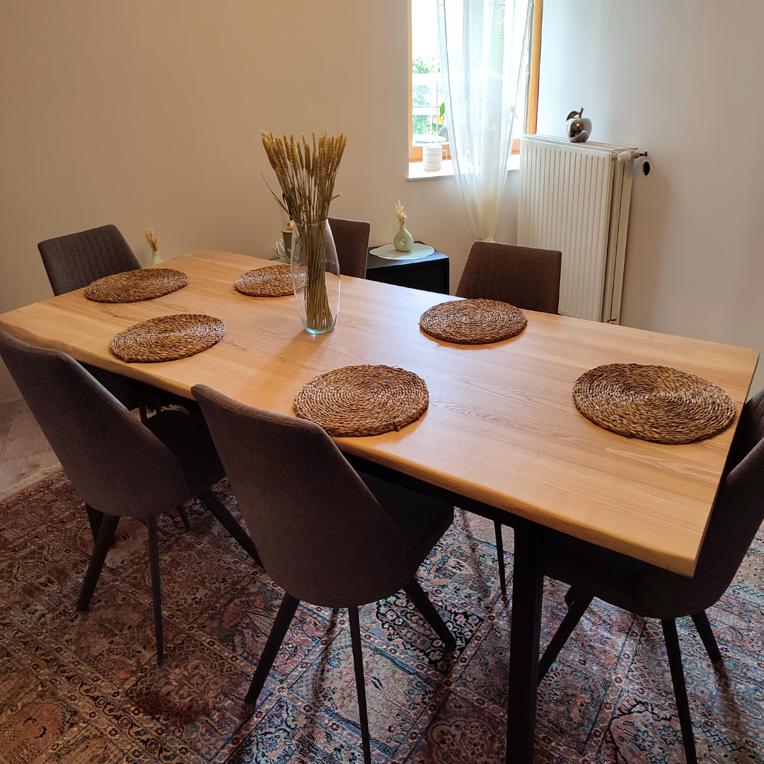 Table bois frêne massif et métal pour une salle à manger. Mobilier intérieur style industriel