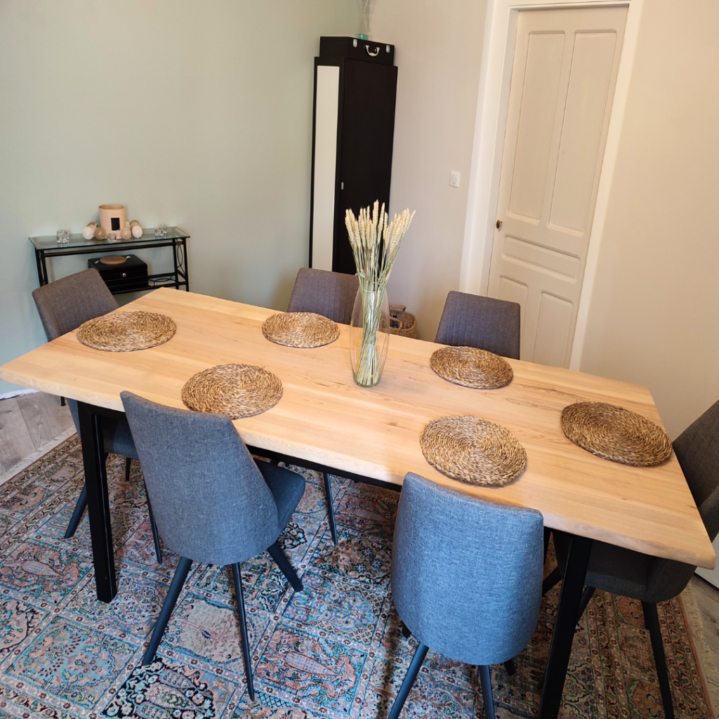 Table bois frêne massif et métal pour une salle à manger. Mobilier intérieur style industriel