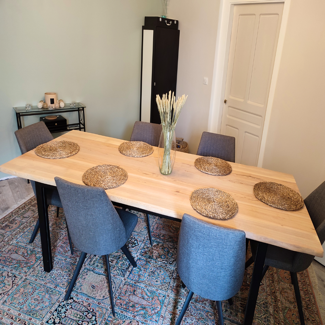 Table bois frêne massif et métal pour une salle à manger. Mobilier intérieur style industriel