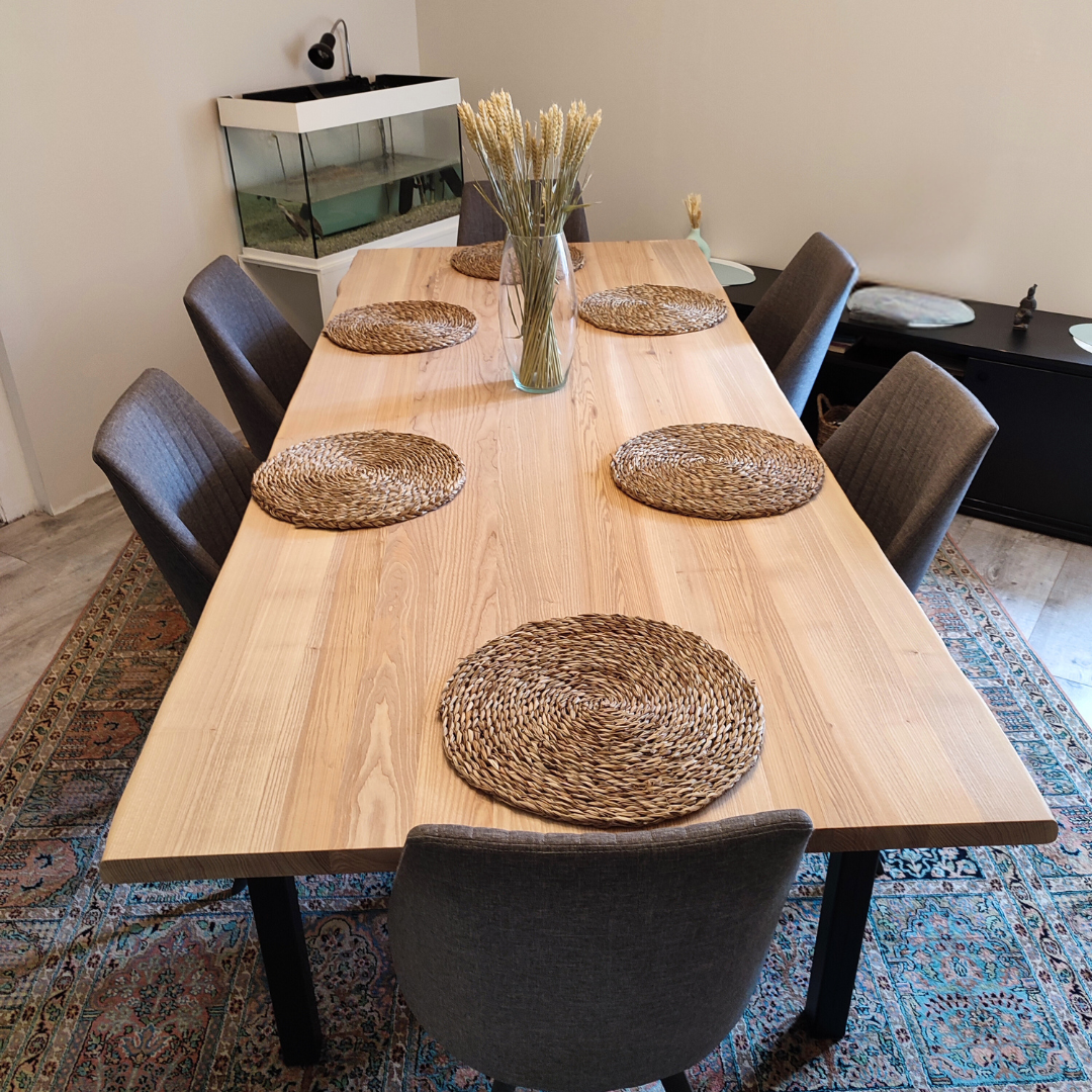 Table bois frêne massif et métal pour une salle à manger. Mobilier intérieur style industriel