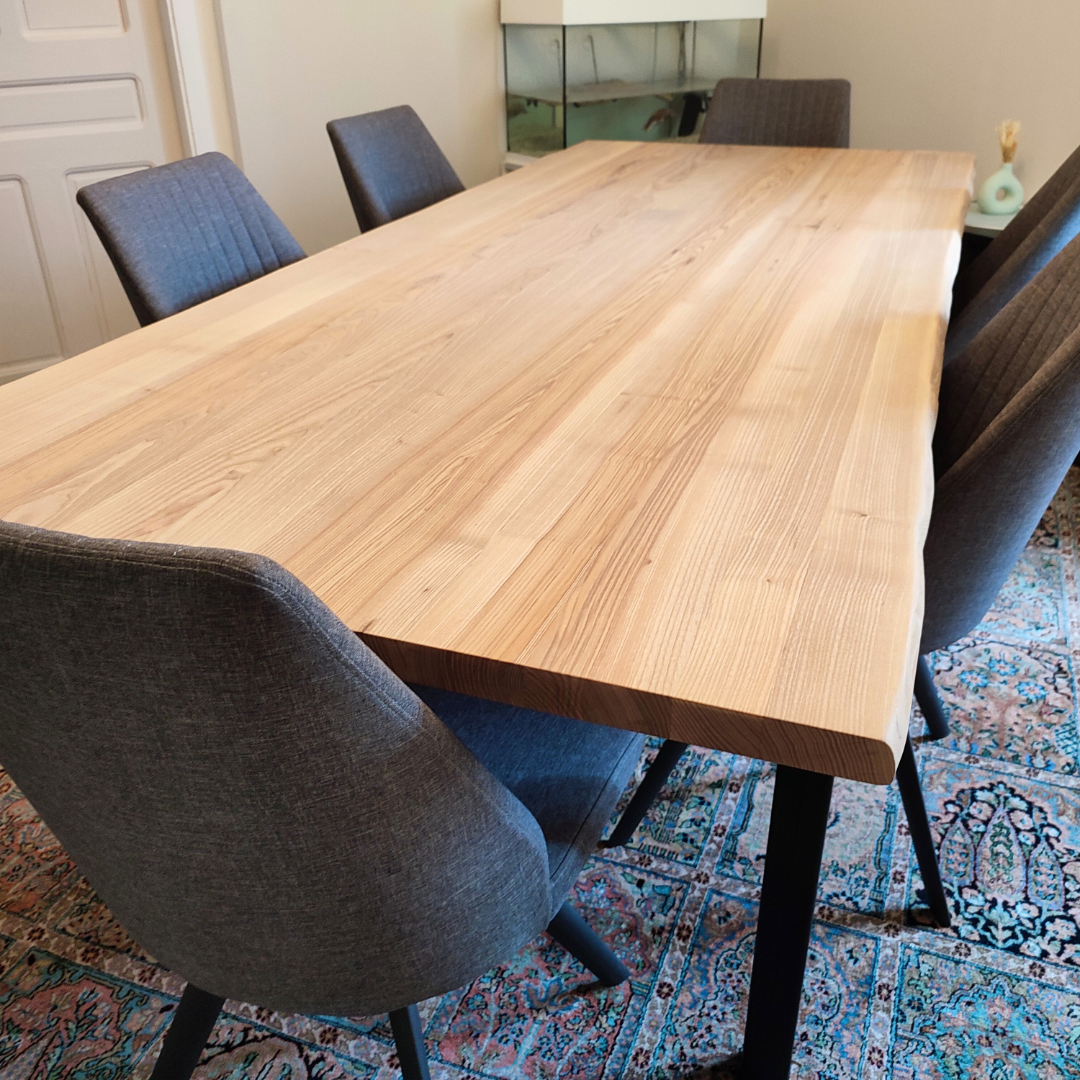 Table bois frêne massif et métal pour une salle à manger. Mobilier intérieur style industriel