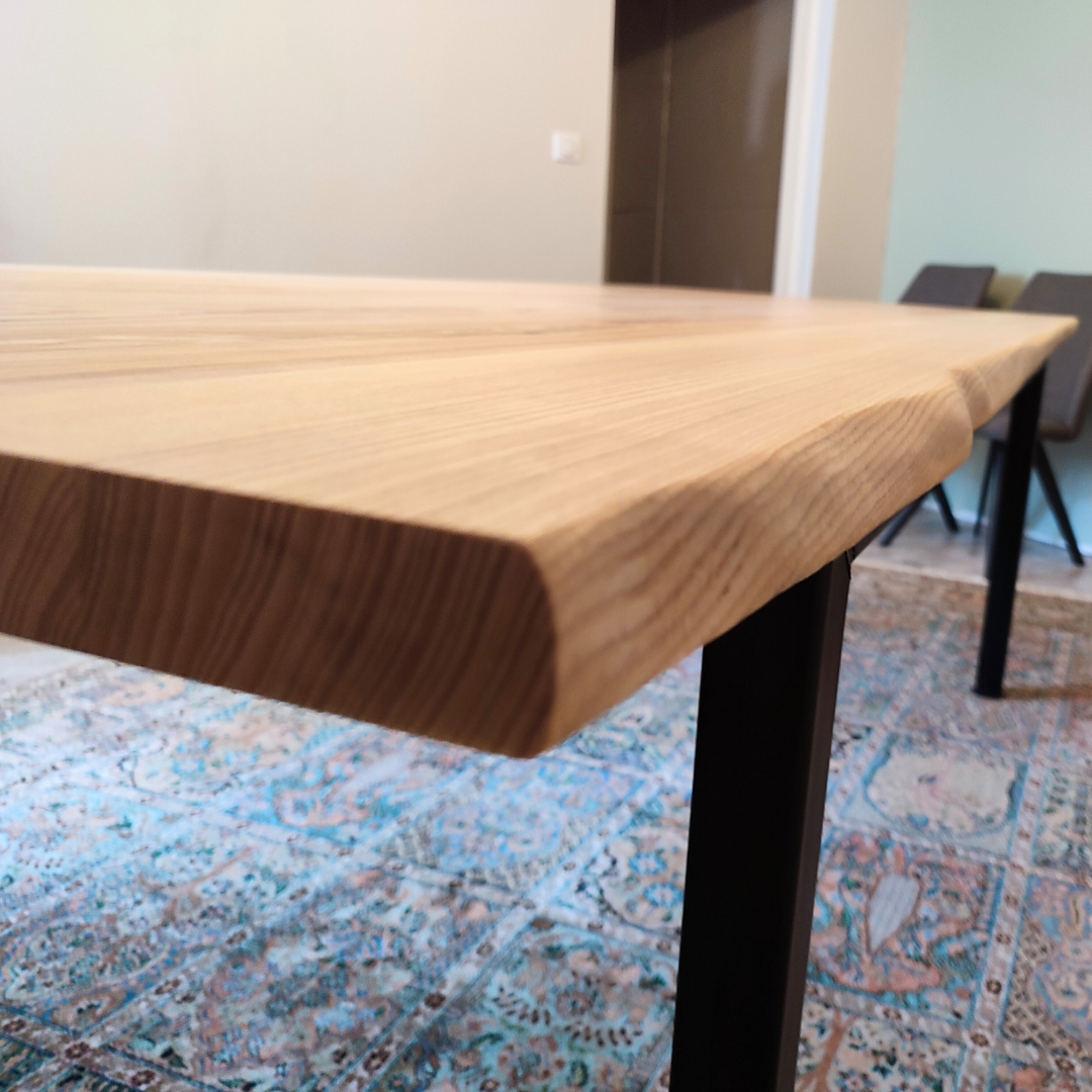 Table bois frêne massif et métal pour une salle à manger. Mobilier intérieur style industriel