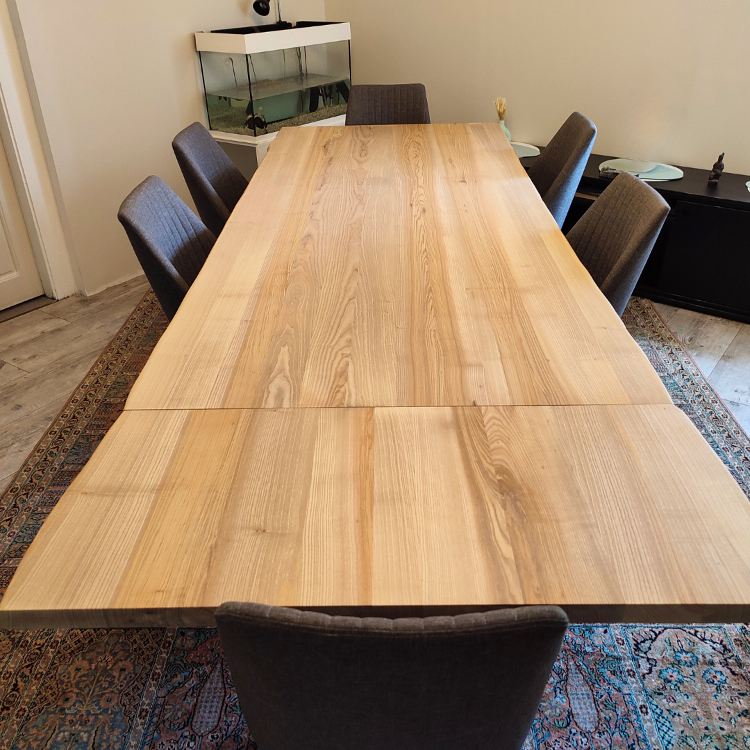 Table bois frêne massif et métal pour une salle à manger. Mobilier intérieur style industriel