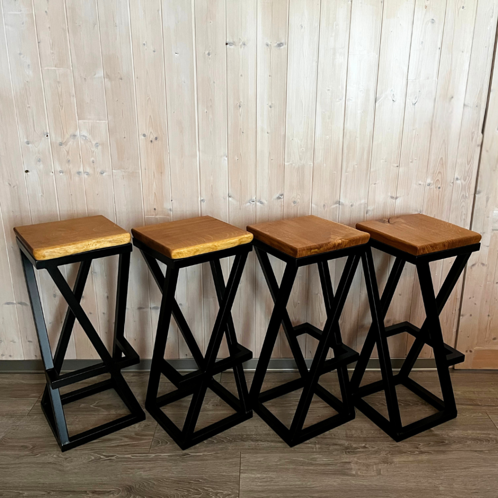 Tabourets de bar design, uniques et sur-mesure, fabriqués dans un style industriel bois massif, chêne, et métal.