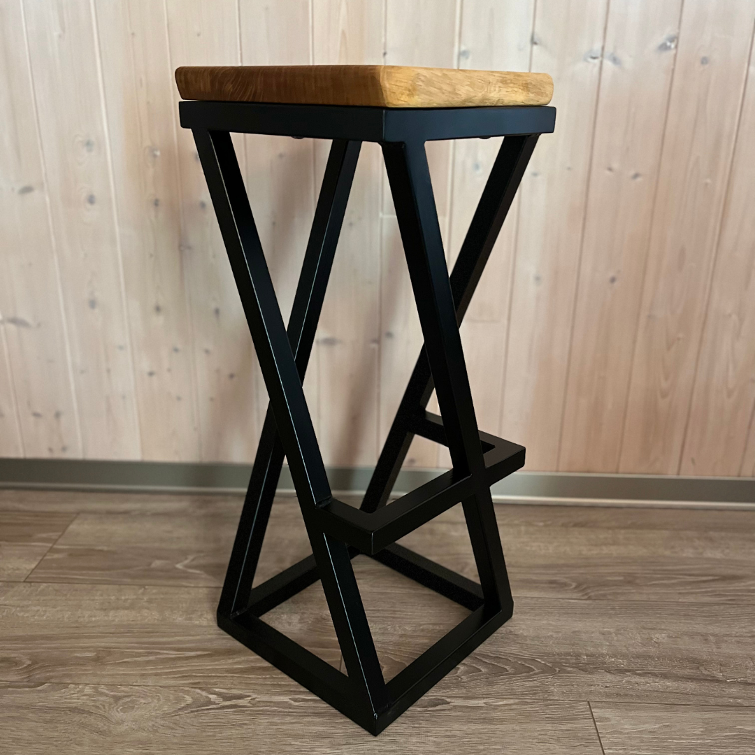 Tabourets de bar design, uniques et sur-mesure, fabriqués dans un style industriel bois massif, chêne, et métal.