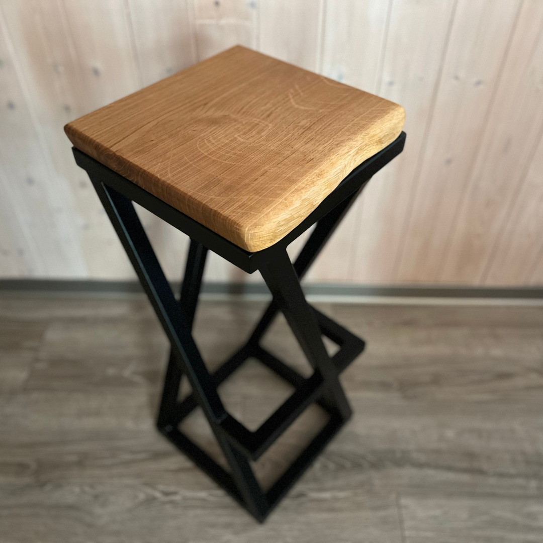 Tabourets de bar design, uniques et sur-mesure, fabriqués dans un style industriel bois massif, chêne, et métal.