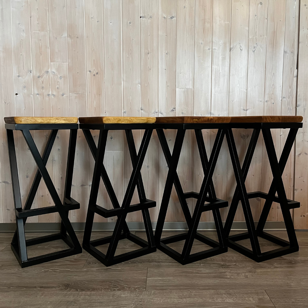 Tabourets de bar design, uniques et sur-mesure, fabriqués dans un style industriel bois massif, chêne, et métal.