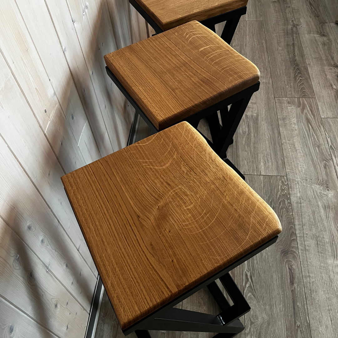 Tabourets de bar design, uniques et sur-mesure, fabriqués dans un style industriel bois massif, chêne, et métal.