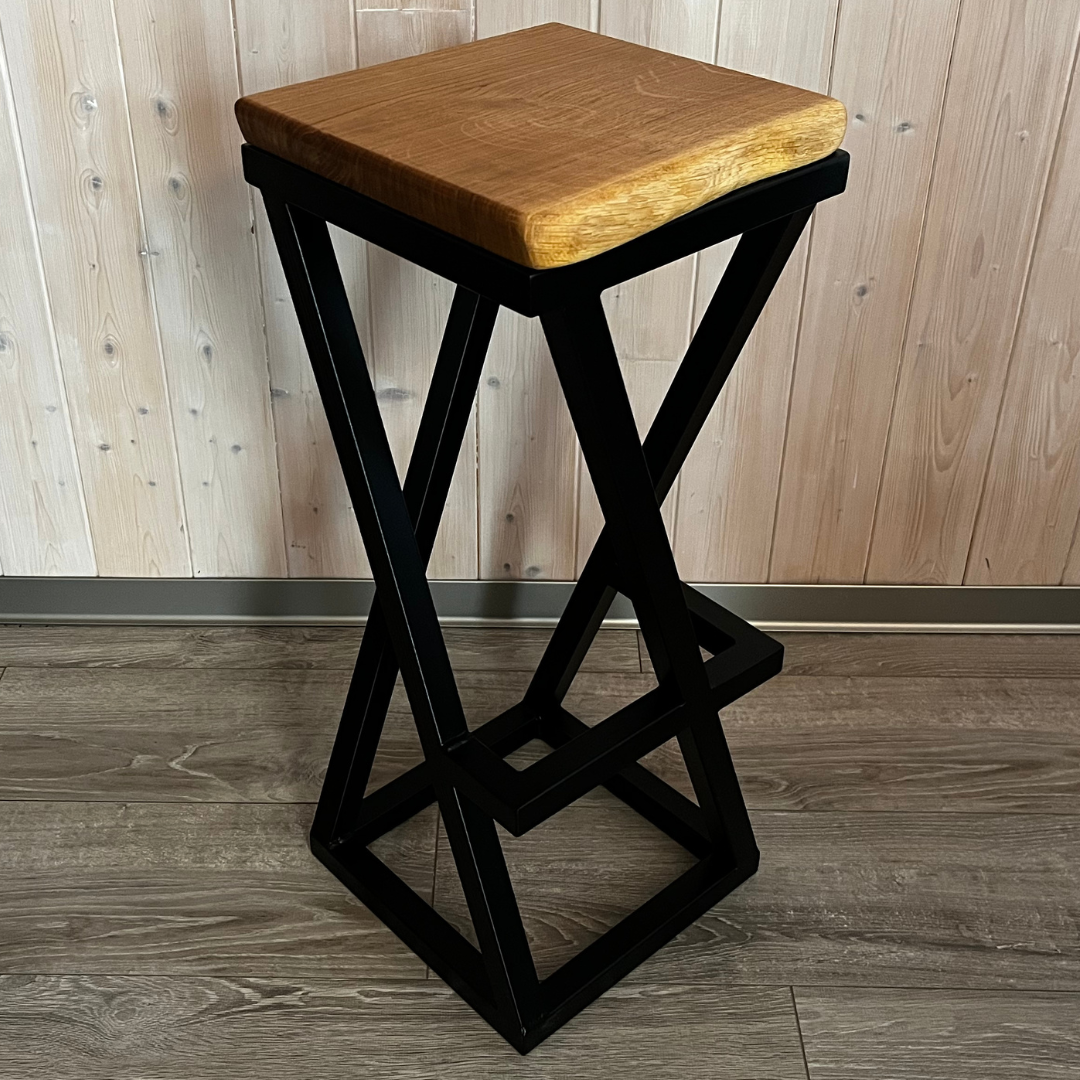 Tabourets de bar design, uniques et sur-mesure, fabriqués dans un style industriel bois massif, chêne, et métal.