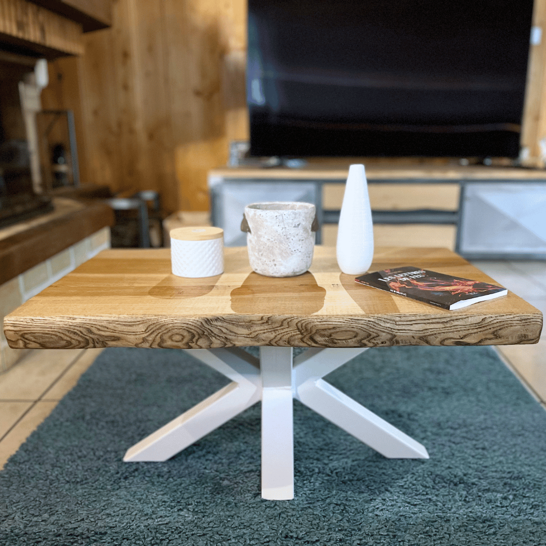 Table basse en frêne teintée avec une huile minérale noire et pied métallique thermolaqué blanc