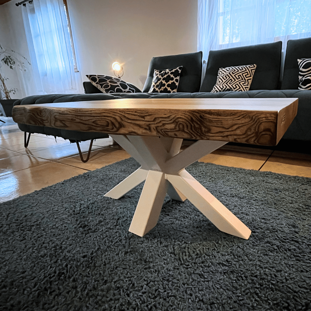 Table basse en frêne teintée avec une huile minérale noire et pied métallique thermolaqué blanc