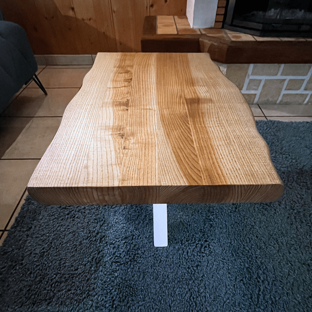 Table basse en frêne teintée avec une huile minérale noire et pied métallique thermolaqué blanc