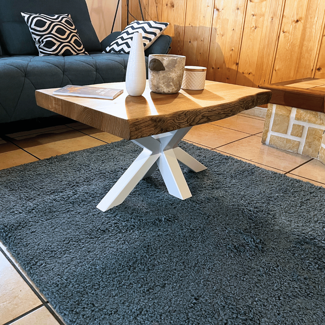 Table basse en frêne teintée avec une huile minérale noire et pied métallique thermolaqué blanc