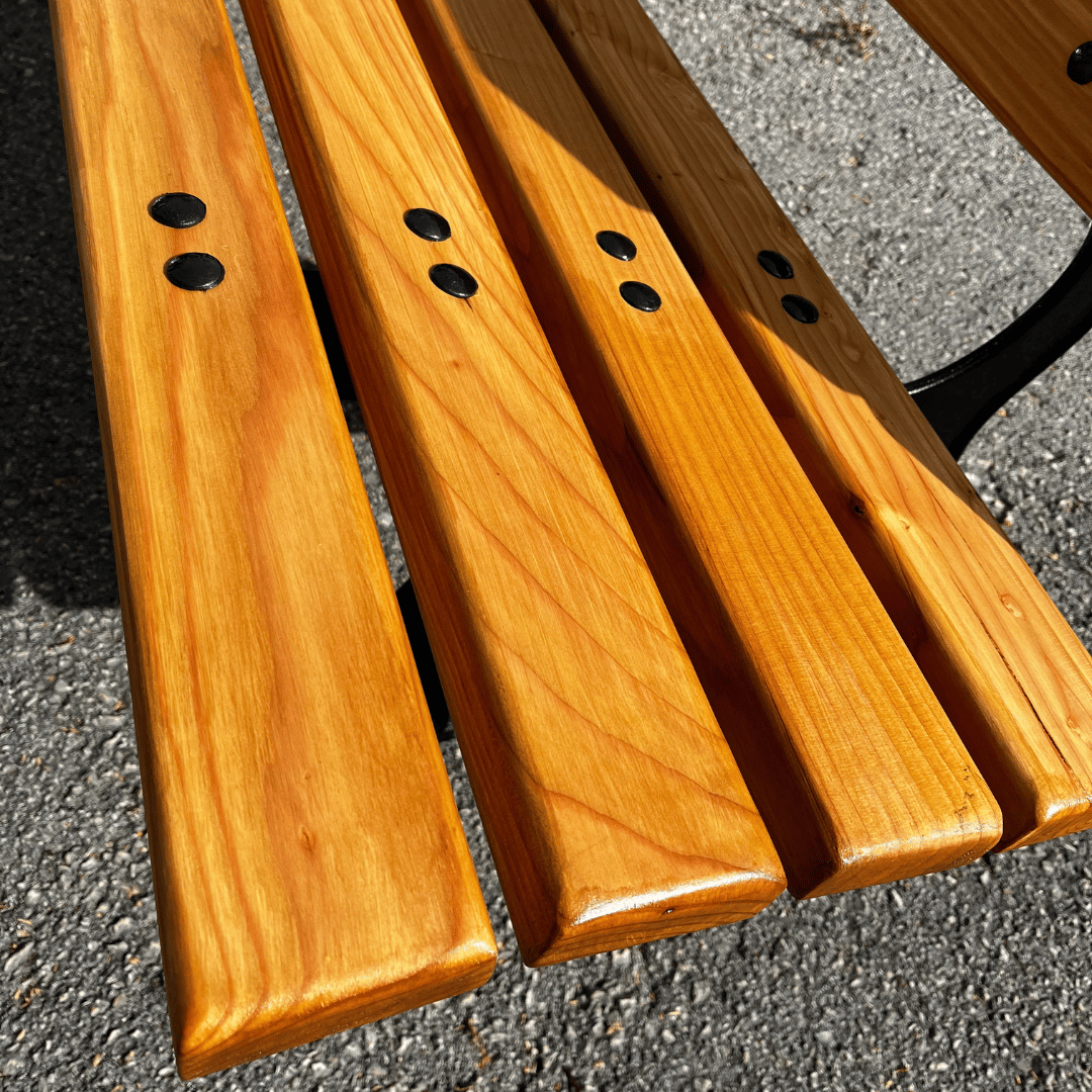 Banc fabriqué en mélèze, bois idéal pour l'extérieur car résistant au froid. Réalisation artisanale dans le Haut-Doubs.