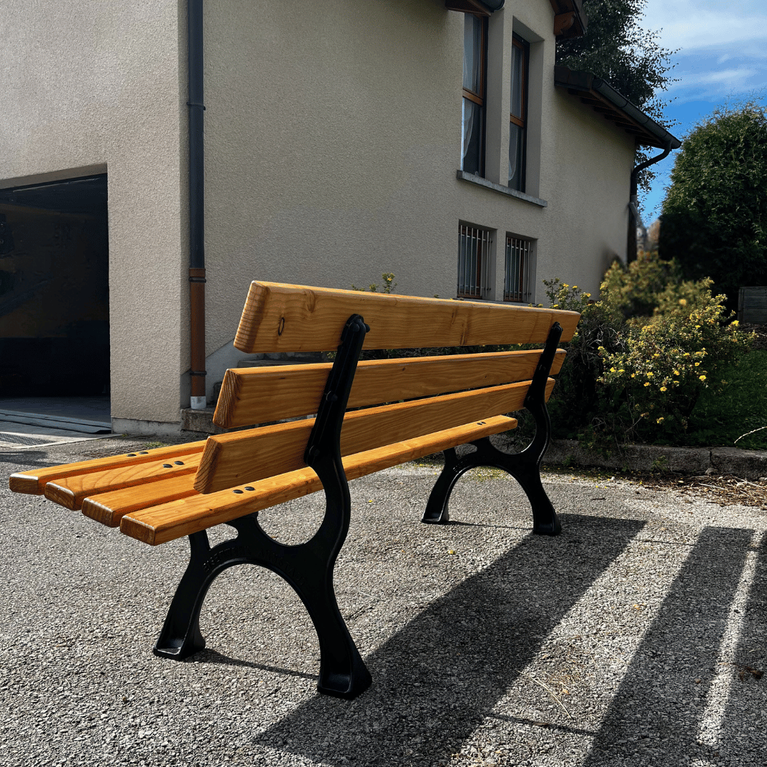 Banc extérieur fabriqué en mélèze, bois résistant au froid, vue arrière, avec pied en métal thermolaqué en noir fine texture. Réalisation artisanale dans le Haut-Doubs.