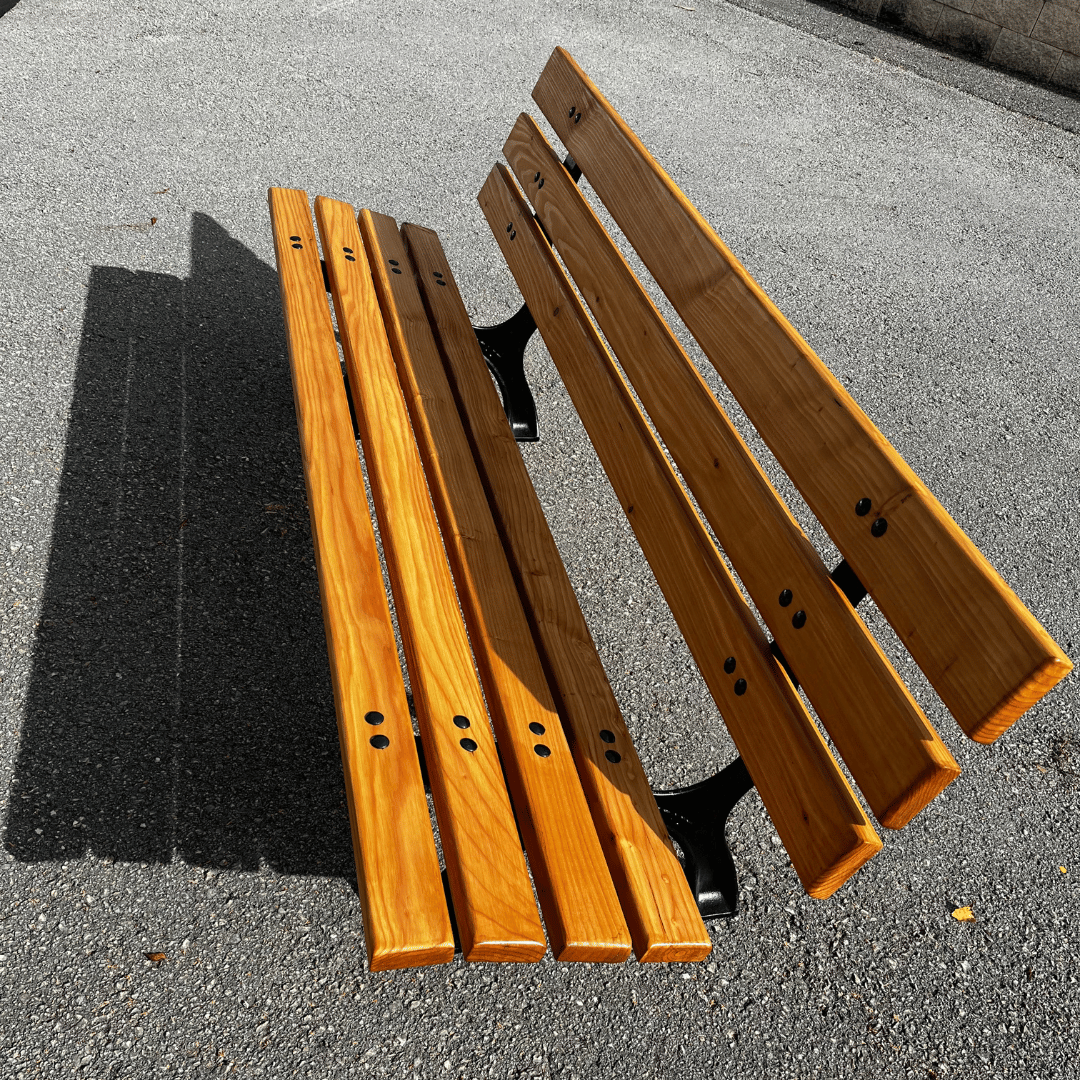 Banc extérieur fabriqué en mélèze, bois résistant au froid, vue de haut, avec pied en métal thermolaqué en noir fine texture. Réalisation artisanale dans le Haut-Doubs.