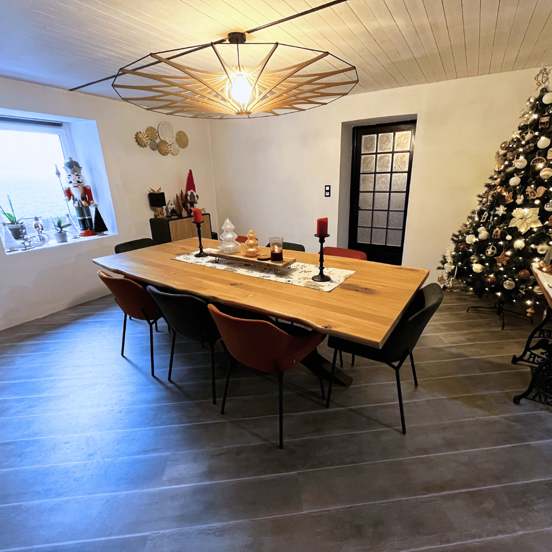 Table avec plateau en chêne massif et pied en étoile sur-mesure d'une largeur de 1,20m avec nœuds apparents et bords naturels.