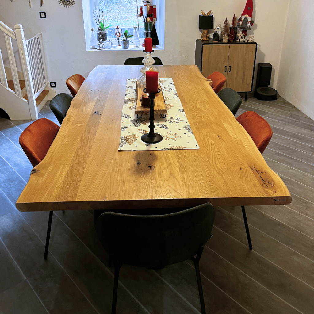 Vue face table en chêne massif et pied en étoile sur-mesure d'1,20m de large avec nœuds apparents et bords naturels.