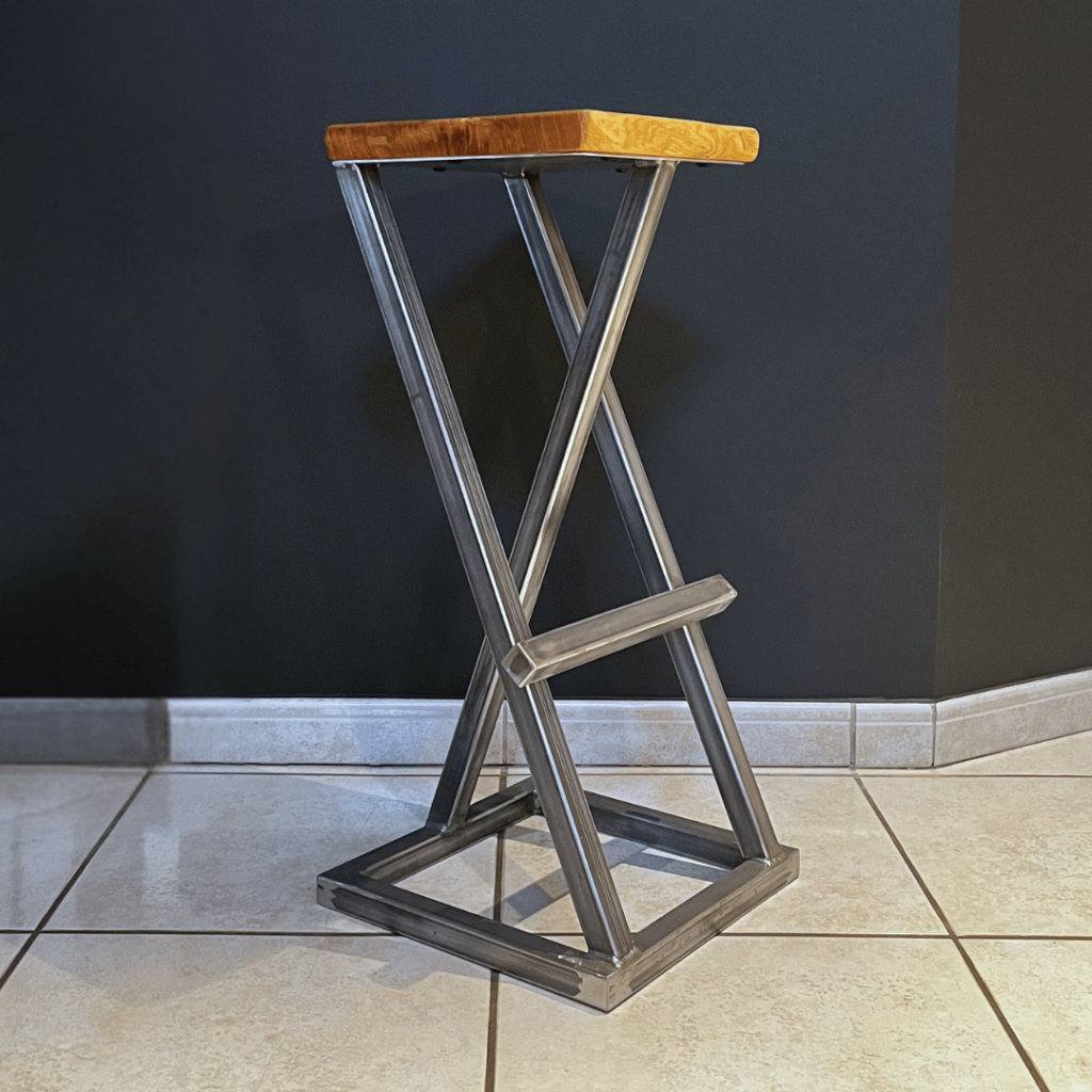 tabouret de bar avec assise en chêne massif traité avec une huile minérale de chez Rubio Monocoat et un pied croisé en acier brut verni