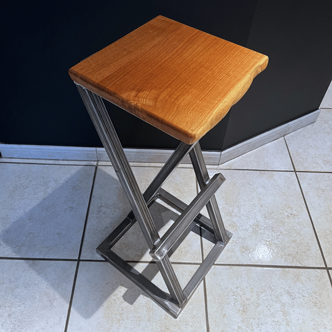 tabouret de bar avec assise en chêne massif traité avec une huile minérale de chez Rubio Monocoat et un pied croisé en acier brut verni