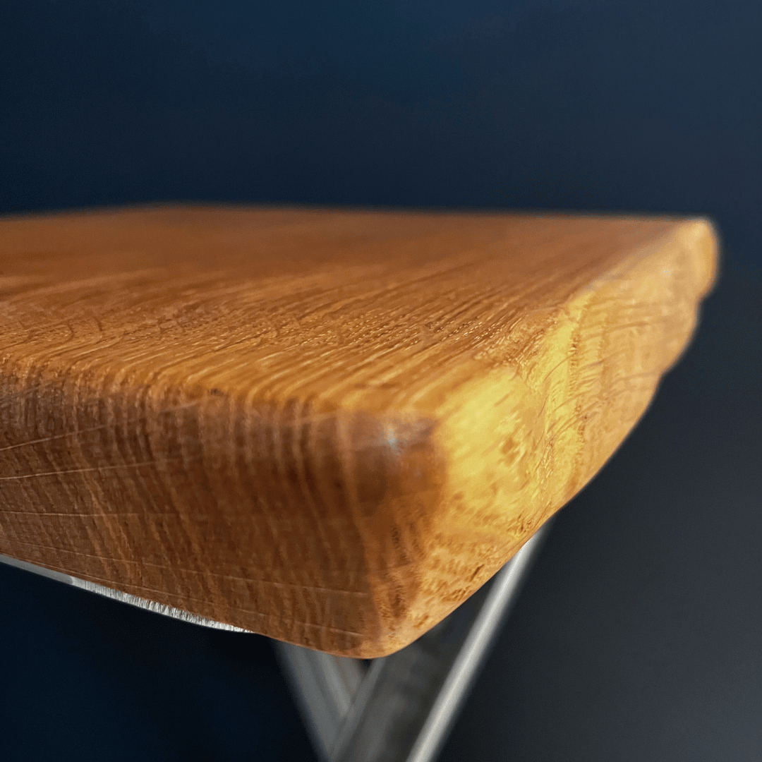 tabouret de bar avec assise en chêne massif traité avec une huile minérale de chez Rubio Monocoat et un pied croisé en acier brut verni