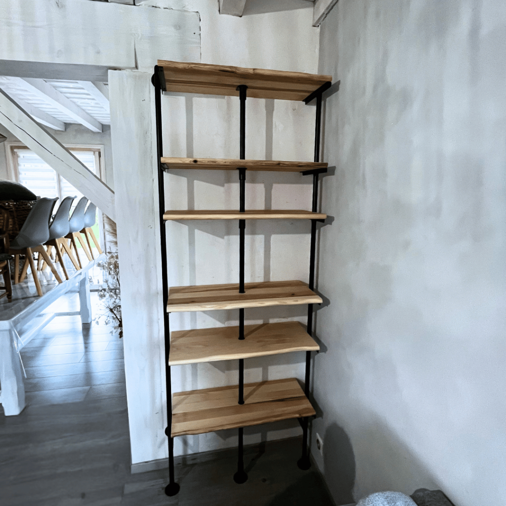 bibliothèque de salon sur-mesure en bois et métal vue face