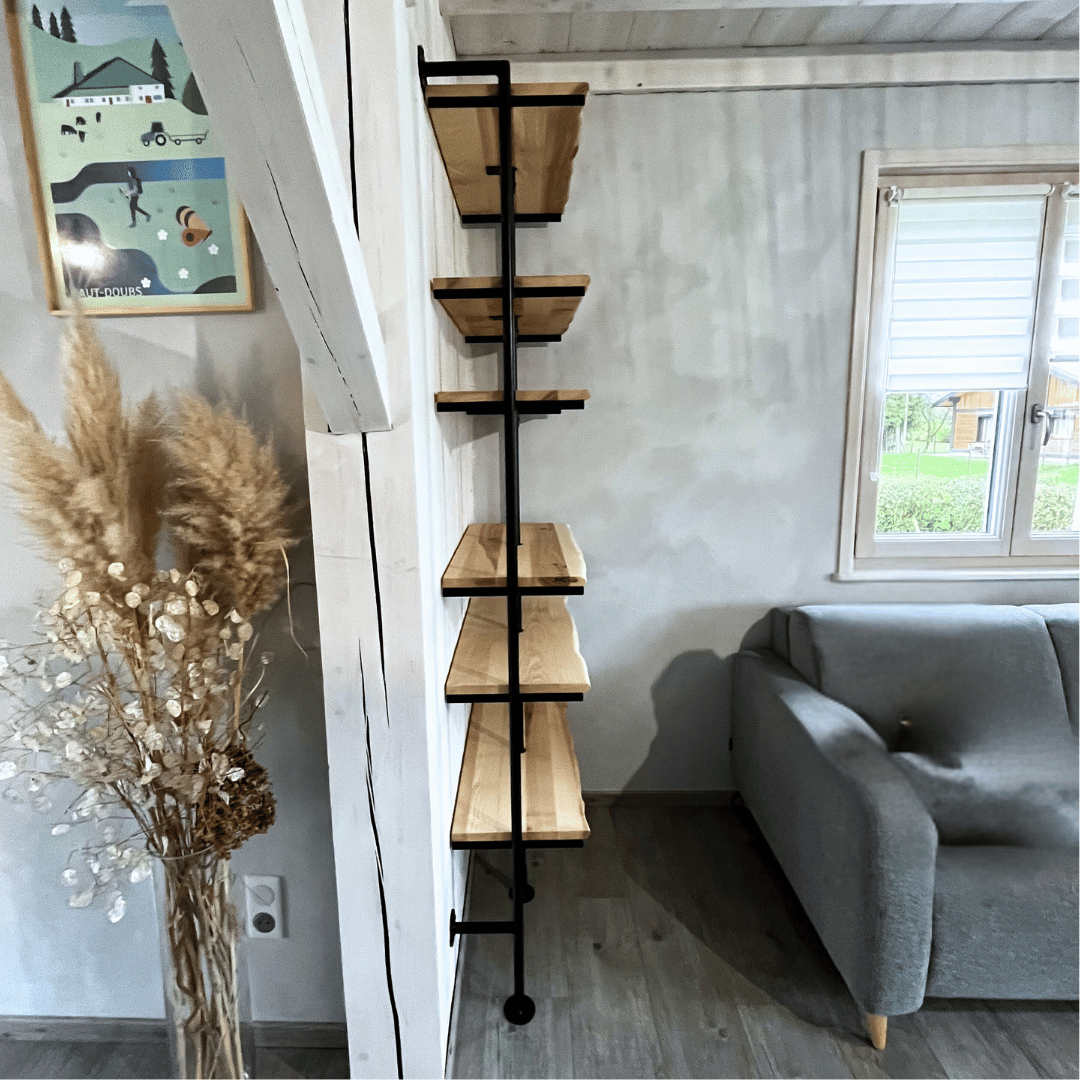 bibliothèque de salon sur-mesure en bois et métal vue profil