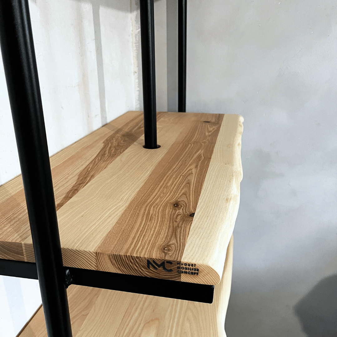 vue rapprochée sur tablette en frêne massif et structure en métal 3 tubes bibliothèque sur-mesure