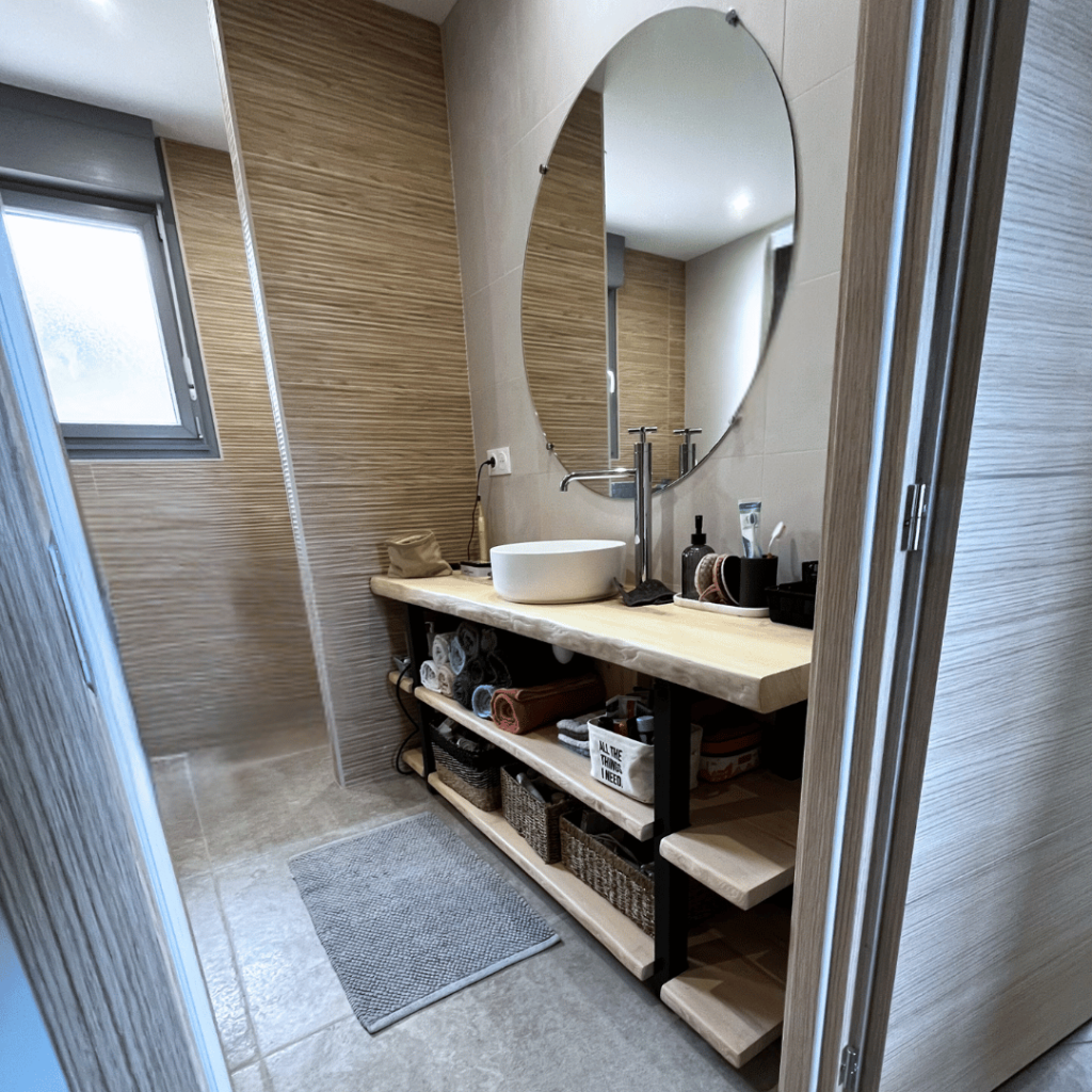 meuble salle de bain en frêne massif et structure métal noir sur-mesure