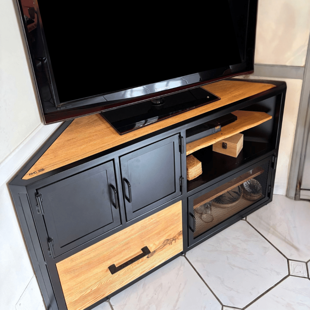 Meuble TV unique et sur-mesure en bois et métal