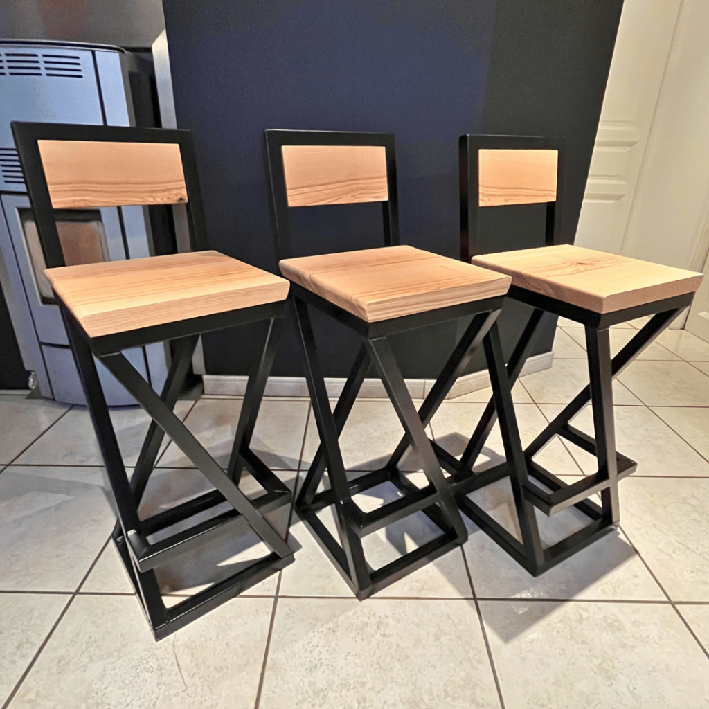 Tabourets avec assise et dossier en frêne massif et structure en métal thermolaqué noir mat
