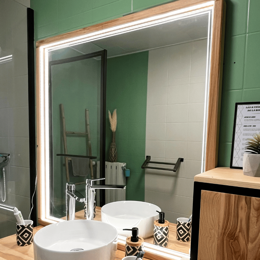 Habillage de miroir de salle de bain en bois avec Led intrégré