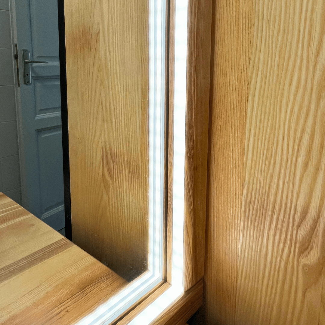 Led intégrées dans habillage bois miroir salle de bain