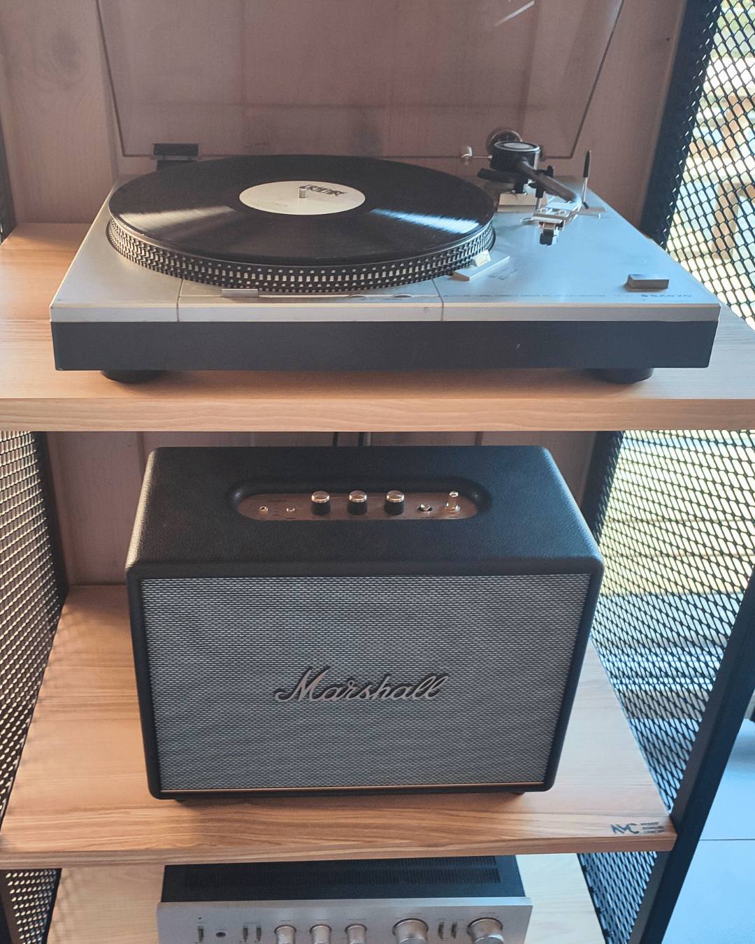 Meuble vinyle frêne massif et métal noir thermolaqué