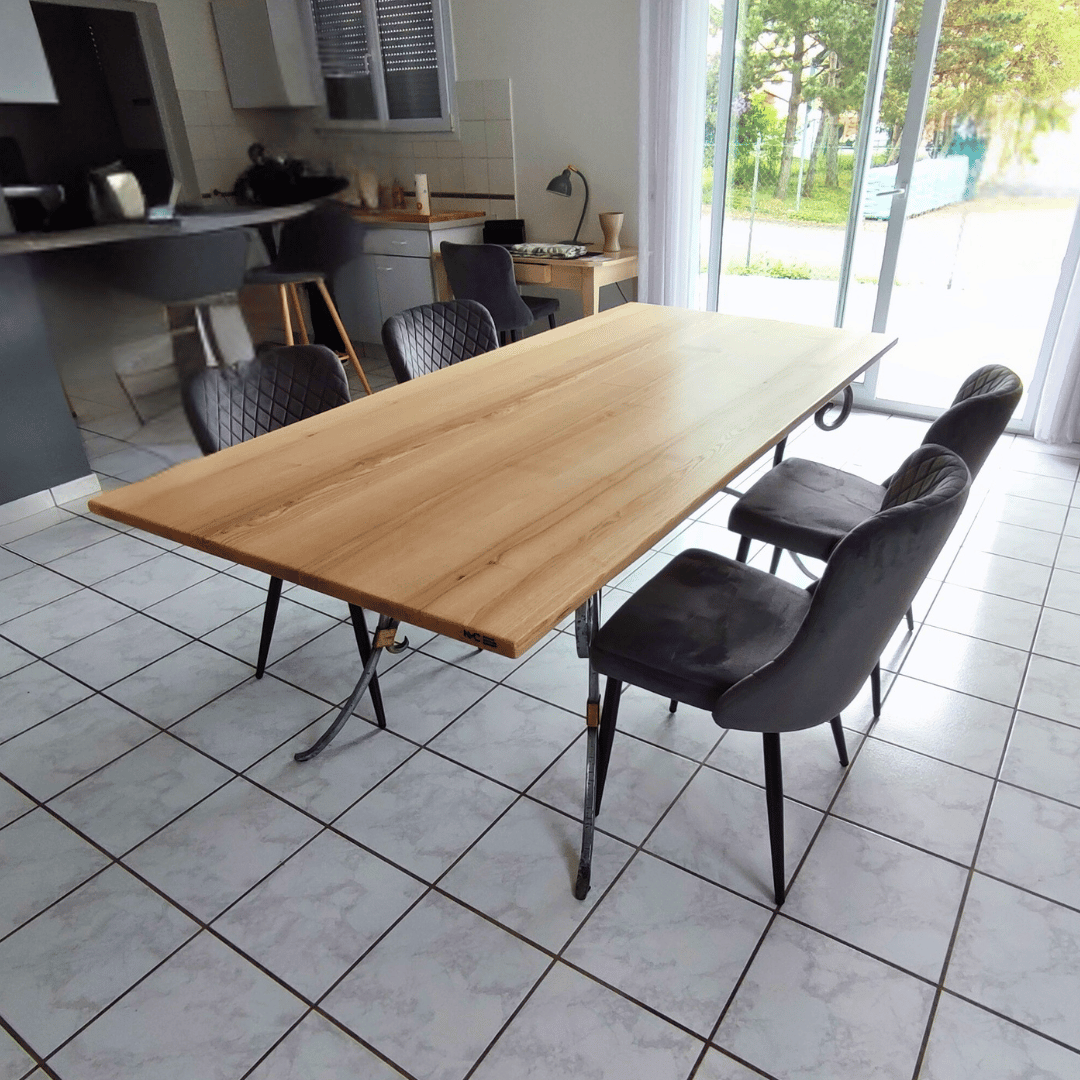 Fabrication artisanale d’une table en frêne et métal dans le Doubs