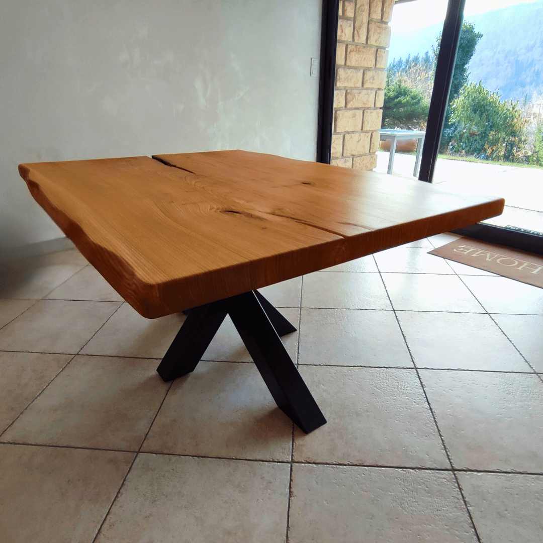 Table fabriquée artisanalement avec un bois rare de la région.