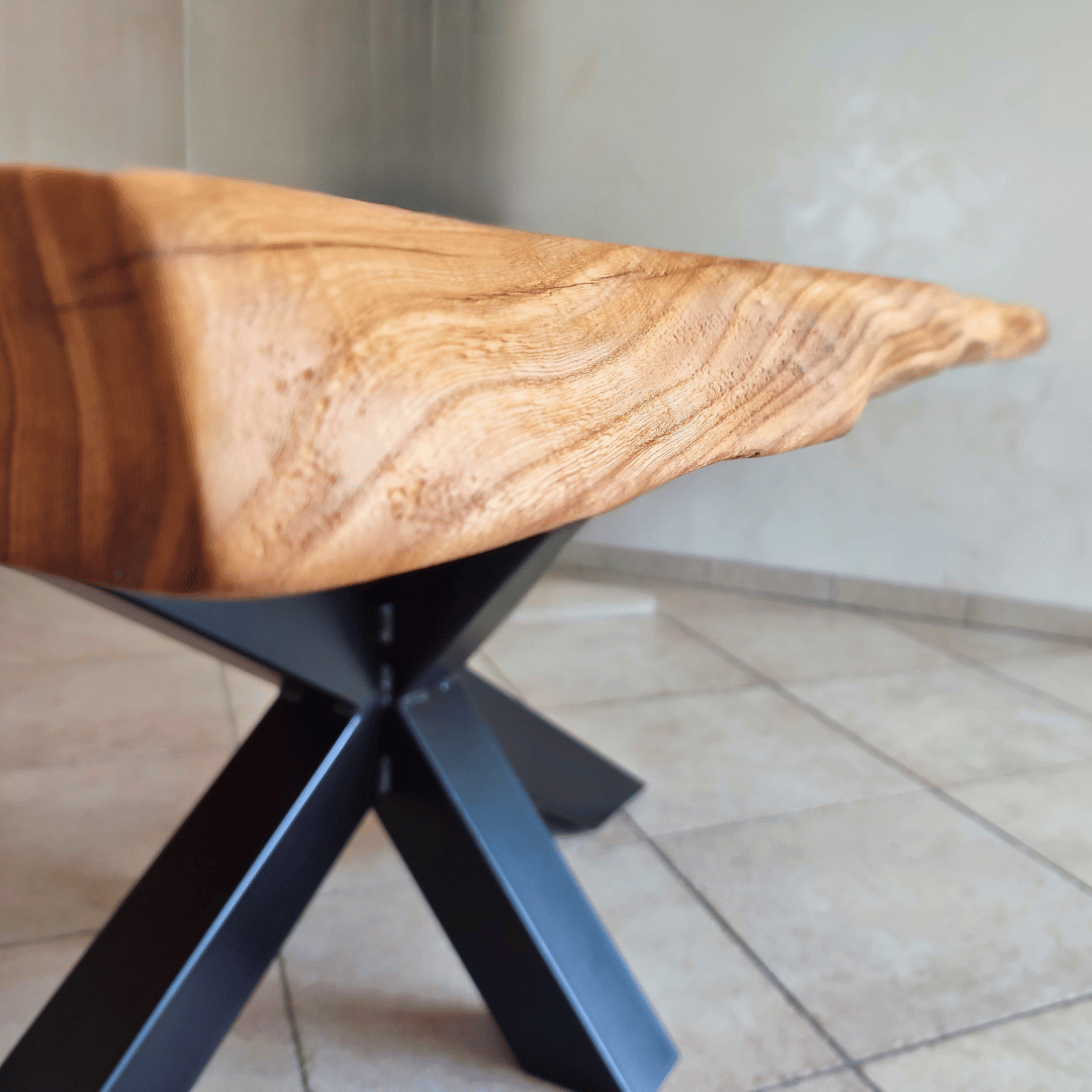 Bord live edge ou bord naturel de cette table en orme massif.