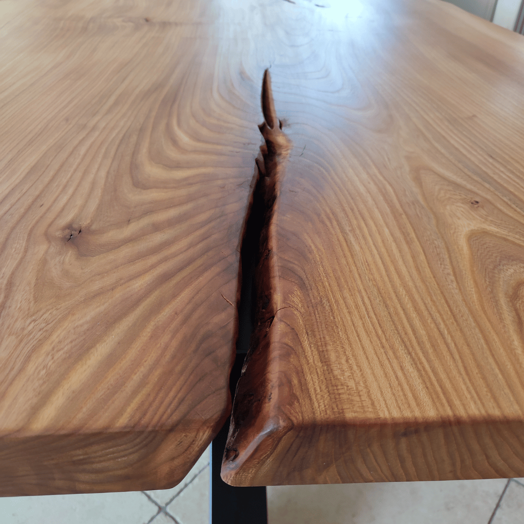 Plateau de table en orme massif découpé au cœur de tronc.
