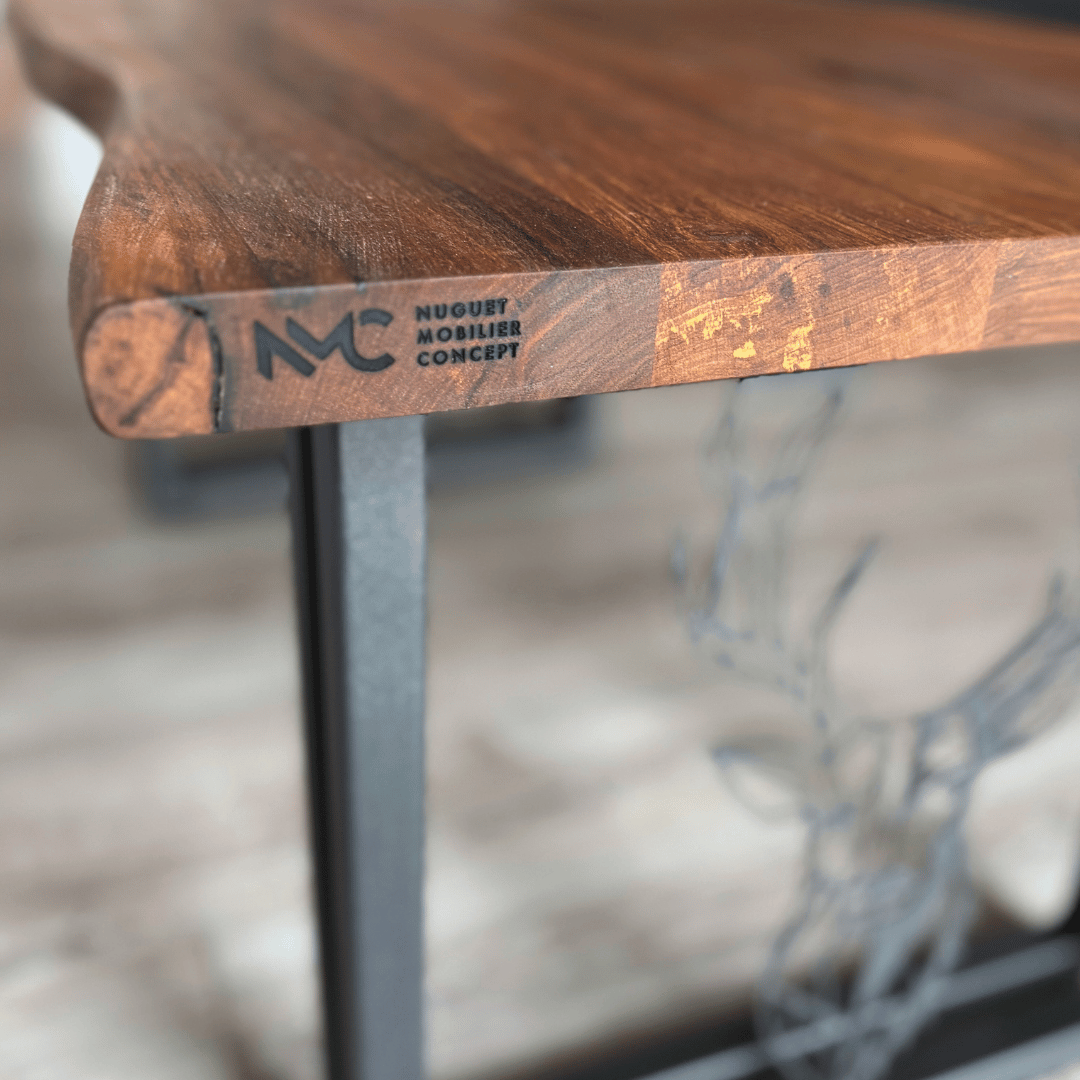 Logo NMC sur table basse salon