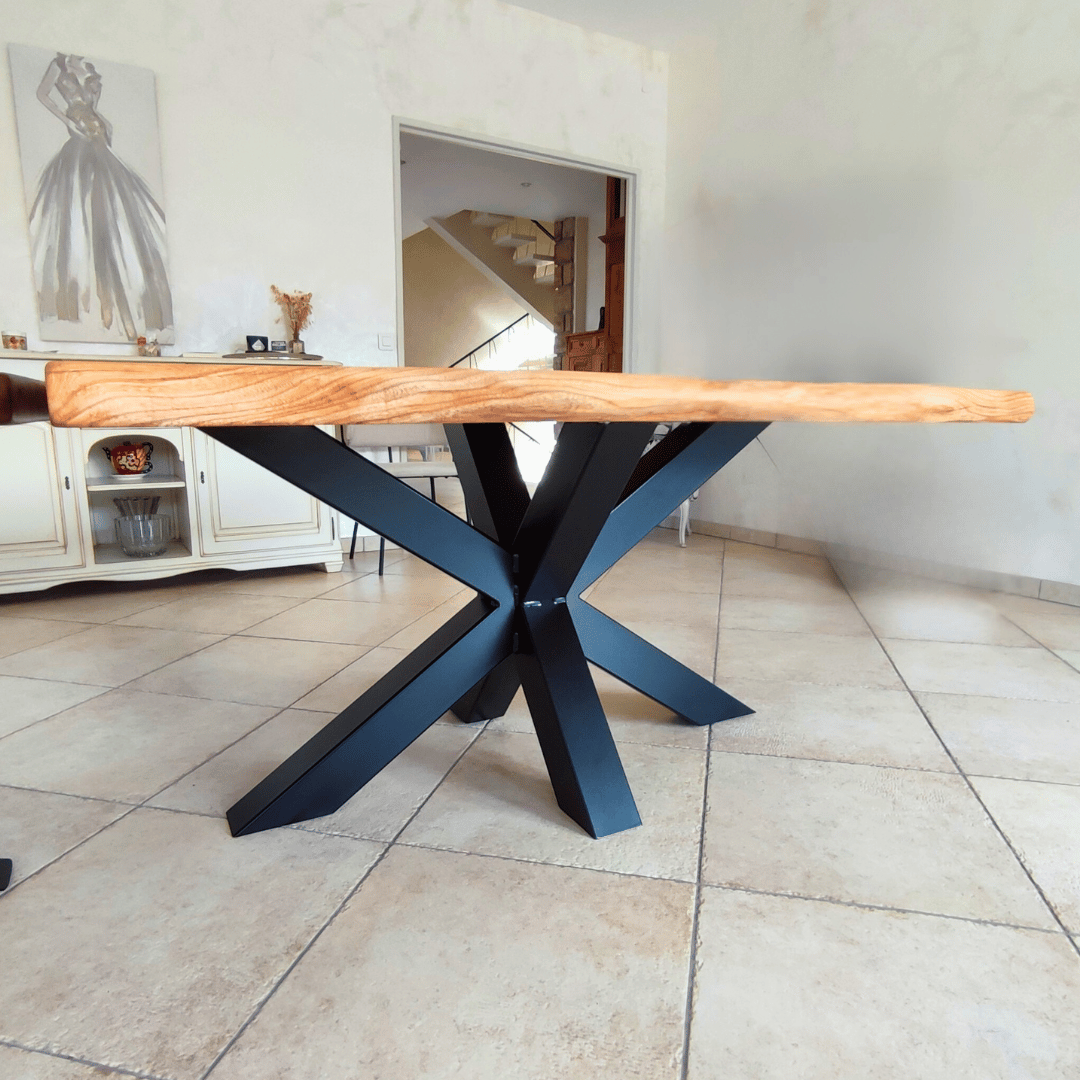 Pied de table en bois en métal noir en forme d'étoile.