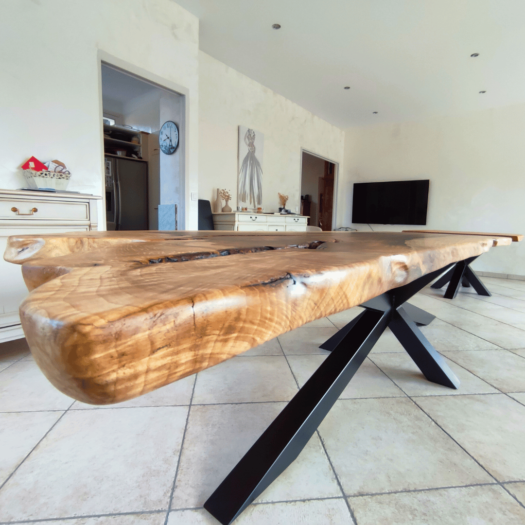 Bord du plateau de table en live edge, bords naturels