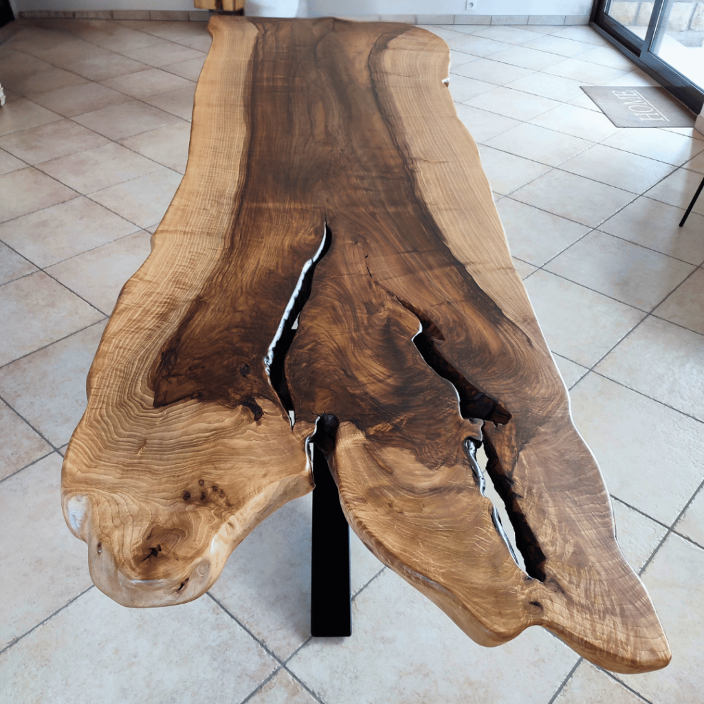 Plateau de table exceptionnel en un morceau découpé au cœur du tronc.